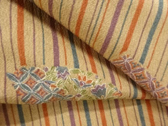  縞に地紙・唐花模様小紋着物